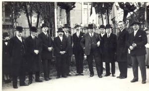Le Maire Catté entouré par une partie du Conseil Municipal et de Fabrique vers 1935